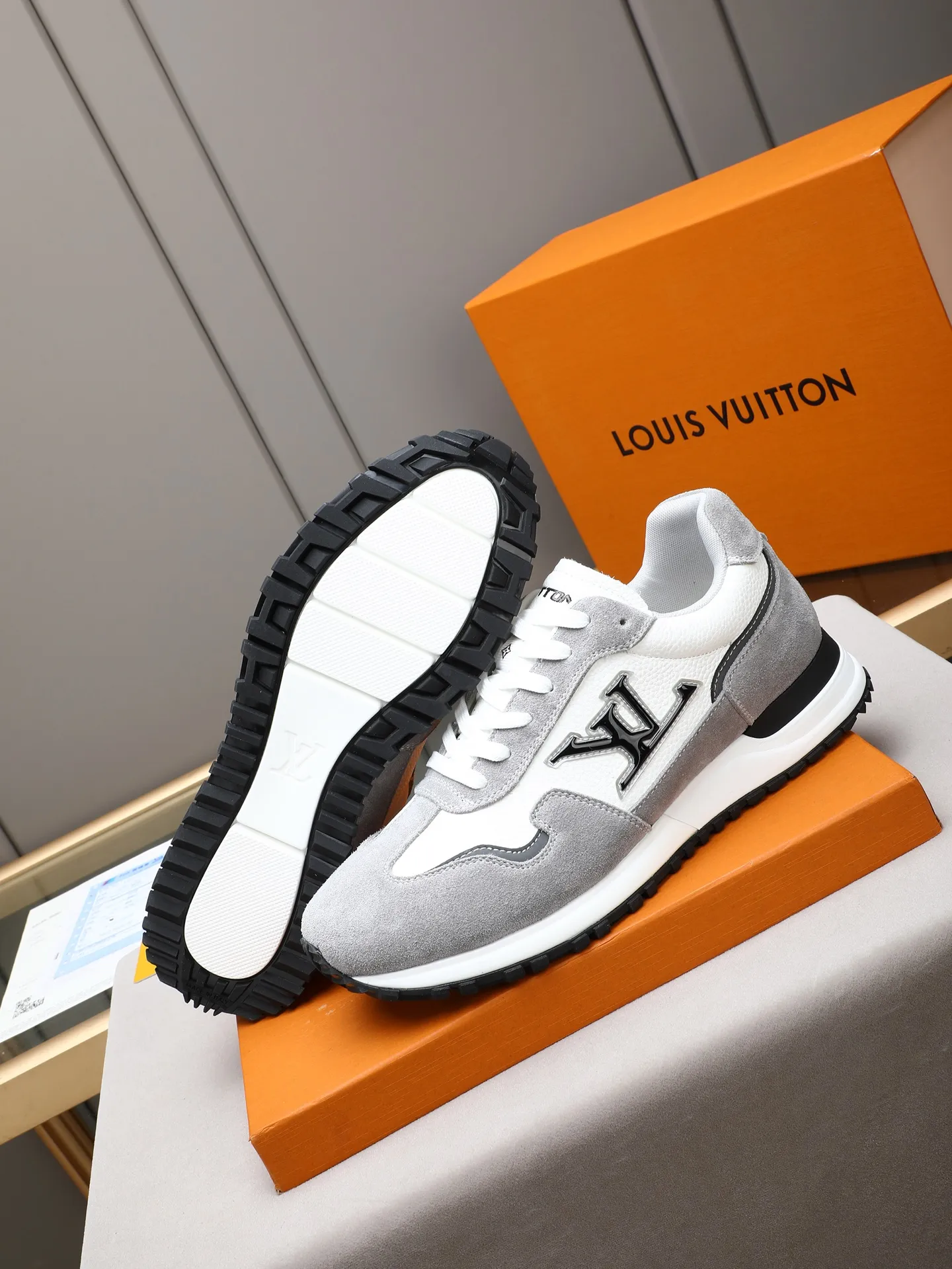 PP600 Louis Vuitton LV Run Men's Sports Shoes LV Run men's sports shoes are made of cowhide leather, low-key and luxurious. The tongue and heel are embellished with classic logos, giving it a full sense of hierarchy. The rubber sole has strong grip and wear resistance, suitable for daily wear or light sports scenes, and has a full sense of quality🎬size: 39-44 (customized at 38.45.46)